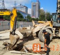 黑屌草骚穴在线高温下的坚守｜道路建设者用汗水铺就畅通路